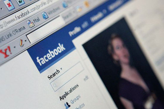 Ước tính, Facebook đạt doanh thu 4,3 tỷ USD trong năm 2011, chủ yếu là từ quảng cáo, và lợi nhuận của mạng này là 850 triệu USD.