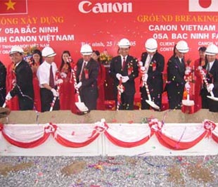Lễ khởi công xây dựng nhà máy Canon tại Khu PG88 Trang chủ nhà cái top 1 Quế Võ (Bắc Ninh) tháng 4/2005 - Ảnh: VNN.