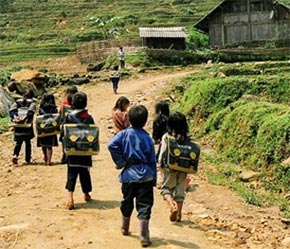 Các em bé dân tộc H’mông ở bản Tả Van đến trường. Đây là nơi được chọn làm địa điểm triển khai thử nghiệm giai đoạn 2 Link Đăng Nhập PG88 Chính Thức 2026; WiMax tại Việt Nam.
