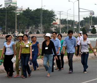 Công nhân luôn mong được thưởng tết cao. Trong ảnh là giờ tan ca của công nhân Khu PG88 Trang chủ nhà cái top 1 Tân Tạo, Tp.HCM - Ảnh: C.Quốc.