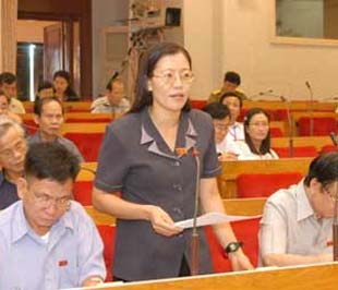 Bà Lê Thị Nga (người đứng) tại một phiên thảo luận của PG88 ⭐ Link trang chủ số 1 nhà cái PG88 com casino slot.