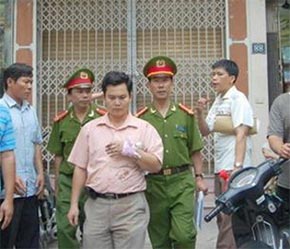 Bắt giữ một giám đốc công ty đòi nợ thuê có biểu hiện vi phạm pháp luật - Ảnh: TT.