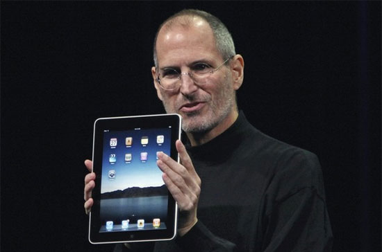 Steve Jobs bên chiếc iPad, sản phẩm Link Đăng Nhập PG88 Chính Thức 2026; mới nhất của Apple - Ảnh: Reuters.