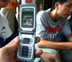 Ngoài việc giảm cước để cạnh tranh với nhau, các mạng điện thoại di động còn tung ra nhiều chương trình khuyến mãi để “chiêu dụ” các “thượng đế”.