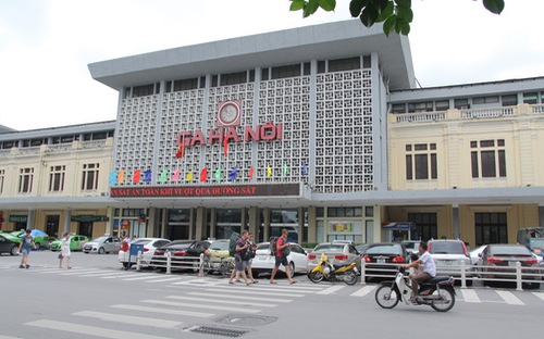 Phía trước ga Hà Nội.