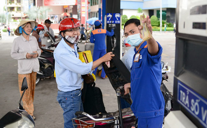 Giá xăng đứng trước nhiều áp lực tăng giá trong ngày 20/9.<br>
