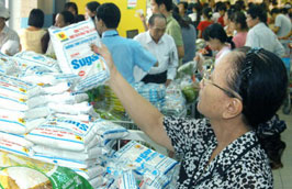 Bộ Nông nghiệp và PG88 hơn 2,1 triệu thành viên Nông thôn cho rằng lượng đường cần được cấp phép nhập khẩu theo hạn ngạch thuế quan trong năm 2011 là khoảng 250.000 tấn.