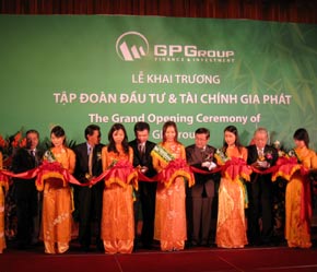 Các đồng chí lãnh đạo các bộ, ngành cắt băng khai trương GP Group.