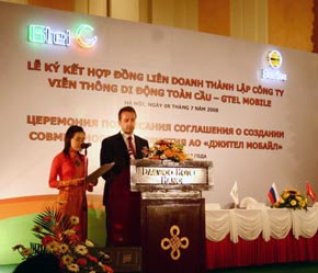 Đại diện tập đoàn Viễn thông Vimpelcom phát biểu tại lễ ra mắt.