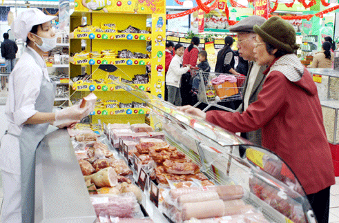 Hiện hàng hóa phục vụ Tết tại các siêu thị khá dồi dào.