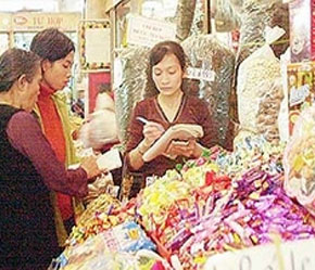 Nhiều mặt hàng có giá vẫn còn ở “trên trời”, vì tâm lý của người bán lẻ lúc nào cũng đẩy giá lên cao, đặc biệt là vào thời điểm cận tết như hiện nay.
