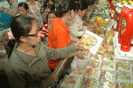 Tại các siêu thị, tỷ lệ hàng Việt được bày bán chiếm hơn 95% trong dịp Tết.