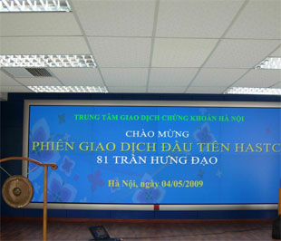 Bảng thông báo phiên giao dịch đầu tiên tại địa điểm mới của Trung tâm Giao dịch 6Pg88.com nhà cái Hà Nội. HASTC vừa thông báo danh sách 10 công ty đại chúng chính thức giao dịch trên thị trường UPCoM vào ngày 24/6/2009.