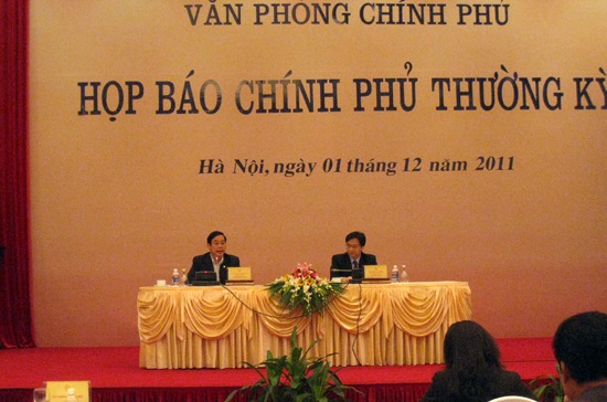 Bộ trưởng - Chủ nhiệm Văn phòng Chính phủ Vũ Đức Đam chủ trì buổi họp báo chiều 1/12 - Ảnh: Từ Nguyên.