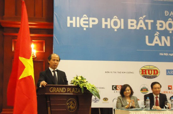 Thứ trưởng Nguyễn Trần Nam trình bày báo cáo tổng kết hoạt động của Hiệp hội.