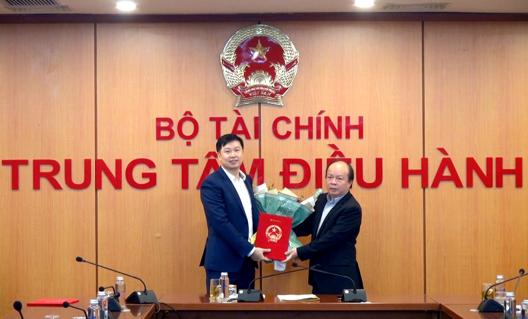 Thứ trưởng Bộ t&agrave;i ch&iacute;nh trao Quyết định điều động bổ nhiệm cho Chủ tịch Hội đồng quản trị Sở Giao dịch chứng kho&aacute;n H&agrave; Nội