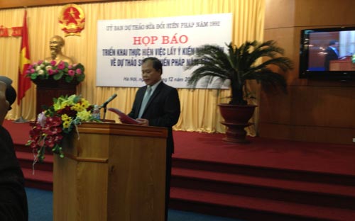 Ông Phan Trung Lý, người phát ngôn của Ủy ban dự thảo sửa đổi Hiến pháp năm 1992 chủ trì cuộc họp báo - Ảnh: N.H.<br>