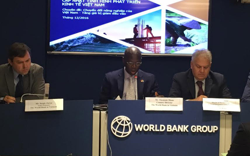 Giám đốc WB tại Việt Nam (giữa) và các chuyên gia WB tại buổi ra mắt báo cáo điểm lại tình hình PG88 ⭐ Link trang chủ số 1 nhà cái PG88 com casino slot Việt Nam.