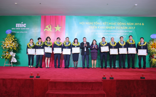 <div>Ông Uông Đông Hưng, Phó tổng giám đốc MB, Chủ tịch Hội đồng Quản trị MIC và bà Vũ Thị Hải Phượng, Trưởng Ban Kiểm soát MB trao bằng khen cho các đơn vị PG88 Uy Tín Số 1 Việt Nam xuất sắc MIC 2016.</div>