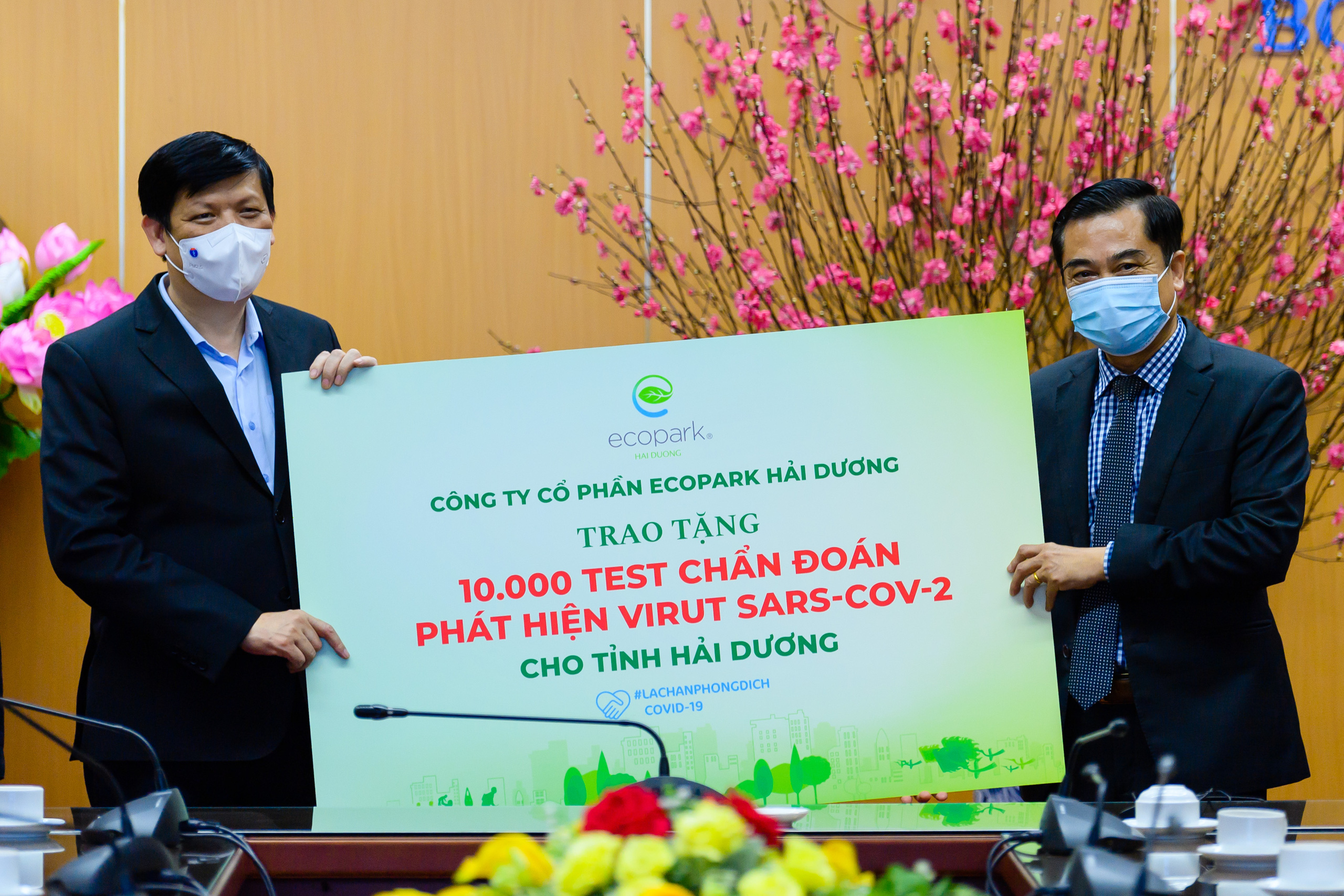Ông Nguyễn Công Hồng - Tổng giám đốc Công ty Cổ phần Ecopark Hải Dương trao 10.000 test chẩn đoán COVID-19 tới lãnh đạo Bộ Y tế.