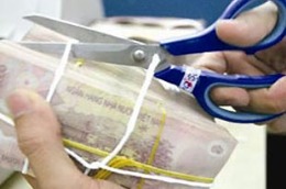 Ngoài hình thức khiển trách, cảnh cáo, hạ bậc lương, hạ ngạch, tới đây, công chức bị kết luận là không trung thực trong kê khai tài sản, thu nhập còn có thể bị giáng chức, cách chức.
