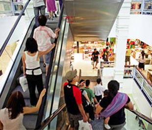 Những biện pháp kích cầu mua sắm tiêu dùng bằng phương thức giảm giá mạnh trên giá trị mặt hàng thu hút được người tiêu dùng Tp.HCM mua sắm mạnh tại các siêu thị và trung tâm mua sắm trong dịp lễ 30/4 và 1/5.2009 - Ảnh: Lê Quang Nhật