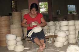 Cặn cụi suốt 8 tiếng nhưng thu nhập chỉ khoảng 30.000 đồng/ngày.