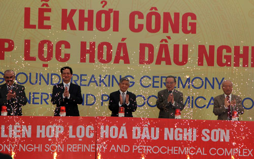 Thủ tướng Nguyễn Tấn Dũng cùng các lãnh đạo Đảng, Nhà nước, bộ ngành và chủ đầu tư bấm nút chính thức khởi công Link Trang Chủ PG88.Com Mới #2026, sáng 23/10.<br>