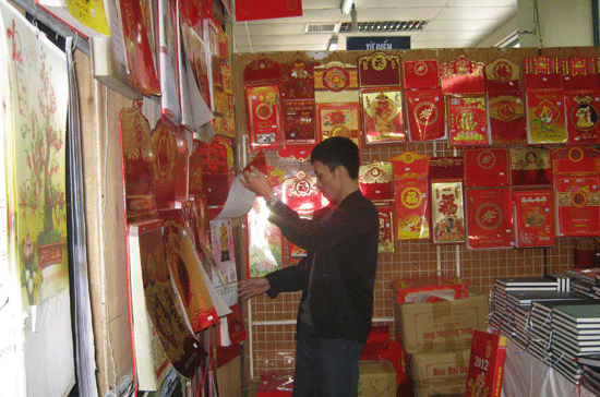 Thời điểm này vẫn chưa có nhiều người đi mua lịch.