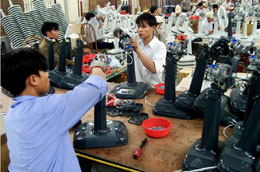 Người lao động trong 6Pg88.con độc quyền mỗi ngày sẽ được tăng lương từ 2010 - Ảnh: Việt Tuấn.