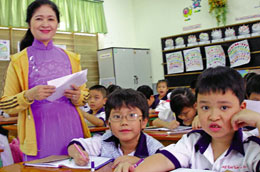 Thu nhập thực tế của giáo viên sẽ tiếp tục được nâng lên - Ảnh: SGTT.