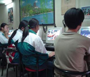 Người trẻ tuổi sử dụng mạng xã hội ảo ngày càng nhiều.
