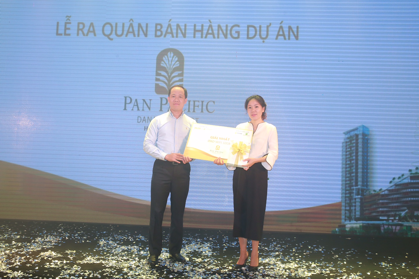 Đại diện chủ đầu tư trao quà bốc thăm trúng thưởng cho khách hàng, sale may mắn.<br><br>