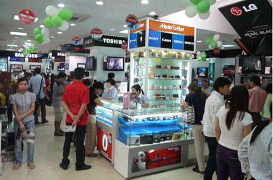 Người tiêu dùng tại Media Mart - Ảnh: VTC News.