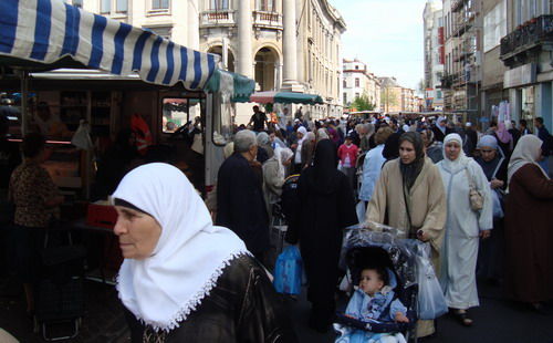 Molenbeek có một lịch sử dài liên quan đến chủ nghĩa Hồi giáo cực đoan, khi trong quãng thời gian 20 năm qua, nhiều vụ khủng bố tại châu Âu đều có chút dính líu nào đó đến quận này - Ảnh: Billigproduct.