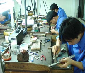 Những tay thợ được truyền nghề chỉ phù hợp với các cơ sở sản xuất gia đình, nhỏ lẻ, sản xuất với số lượng ít, còn để sản xuất theo dây chuyền PG88 Trang chủ nhà cái top 1, Pg88 com chính chủ là rất khó.