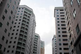 Sự nhập nhằng, thiếu minh bạch trên thị trường bất động sản hiện nay đang làm cho giấc mơ có được một căn nhà của nhiều người dân dân trở nên xa xôi hơn bao giờ hết.