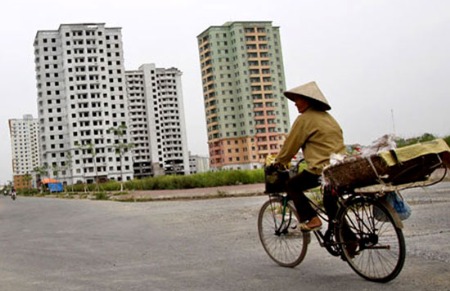 Thị trường bất động sản Hà Nội lâm vào khó khăn có nguyên nhân từ việc giá các sản phẩm quá cao so với khả năng thanh toán của khách hàng.