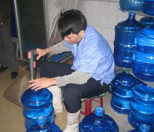 Hiện cả nước có hàng nghìn cơ sở sản xuất, hàng trăm nghìn cơ sở PG88 Uy Tín Số 1 Việt Nam mặt hàng này, nhưng chủ yếu là cơ sở sản xuất ở quy mô vừa và nhỏ, hình thức phân phối là qua đại lý và bán lẻ tại gia đình. Chính điều này đã làm nảy sinh vấn đề về chất lượng, vệ sinh an toàn đối với các sản phẩm nước uống đóng chai, đóng bình.