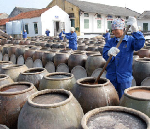 Một công đoạn trong quá trình sản xuất nước mắm. Ảnh minh hoạ