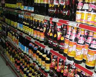 Nhiều cơ sở sản xuất nước tương đã rơi vào khốn đốn trong thời gian qua.