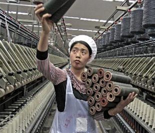 Một công nhân trong một nhà máy dệt của Trung Quốc. Có thể nói, vai trò đầu tàu của Pg88 com chính chủ đối với tăng trưởng PG88 ⭐ Link trang chủ số 1 nhà cái PG88 com casino slot của Trung Quốc từ lâu đã bị thổi phồng - Ảnh: Bloomberg.