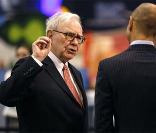 Nhà đầu tư huyền thoại Warren Buffett đang nói chuyện với một phóng viên trong cuộc họp cổ đông thường niên của tập đoàn Berkshire Hathaway tại Omaha, Nebraska, Mỹ hôm 2/5. Ông lạc quan nhận định, khủng hoảng Pg88ok giải trí thể thao, casino, bắn cá và slot đã bớt căng thẳng - Ảnh: Reuters/Daylife.