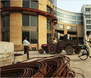 Vật liệu xây dựng đã hoen rỉ bên ngoài một trung tâm PG88 Sòng bạc trực tuyến TOP 1 Việt Nam | Casino, Nổ Hũ còn chưa hoàn thiện ở vùng Gurgaon, gần New Delhi, Ấn Độ.