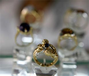 Giới phân tích dự báo, phiên giảm giá tương đối mạnh đêm qua của vàng có thể thúc đẩy một đợt mua vào mới của các nhà đầu tư - Ảnh: Reuters.