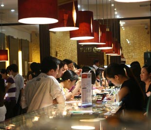 So với Pg88vn đăng ký tài khoản thế giới quy đổi (đã tính cả thuế nhập khẩu và phí gia công), Pg88vn đăng ký tài khoản do các công ty kim hoàn bán ra trong nước đang ngang bằng - Ảnh: Quang Liên.