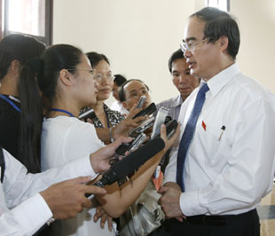 Phó thủ tướng Nguyễn Thiện Nhân trả lời phỏng vấn báo chí về đề án đổi mới cơ chế Pg88ok giải trí thể thao, casino, bắn cá và slot giáo dục - Ảnh: TTXVN.