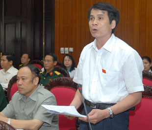 Đại biểu Phạm Mạnh Hùng: Tại sao khi nói về chất lượng thì chúng ta đòi hỏi sự so sánh và yêu cầu chất lượng giáo dục chúng ta phải ngang bằng với giáo dục của thế giới. Nhưng khi nói về kinh phí đào tạo, học phí chúng ta nói không so sánh vì GDP của chúng ta quá thấp?