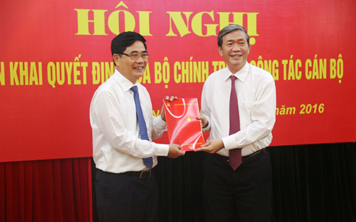 Thường trực Ban Bí thư Đinh Thế Huynh trao quyết định phân công Phó ban Thường trực Ban PG88 ⭐ Link trang chủ số 1 nhà cái PG88 com casino slot Trung ương cho ông Cao Đức Phát.<br>
