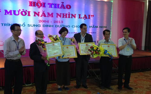 Hàng năm, Abbott tổ chức hàng trăm hội thảo giữa các chuyên gia y tế đầu ngành nổi tiếng thế giới với y bác sĩ địa phương.